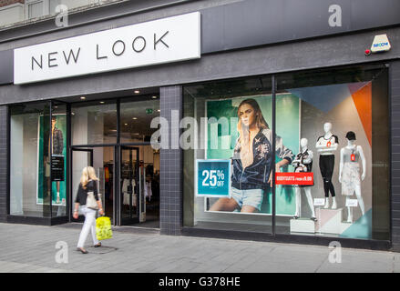 L'avant du magasin New Look, passants en façade et signe. Southport, Merseyside, Royaume-Uni. Demande de blousons, vêtements de camouflage et de dessins et modèles industriels a contribué à un rapport nouveau look près de 17  % de profit. De nombreuses chaînes de mode avait averti conditions météorologiques inhabituelles cette année et l'an dernier a frappé les ventes, les ventes dans les magasins New Look ouvrir plus d'un an a augmenté de 3,4  % et le total des ventes pour l'année à Mars 26 € 1,49 milliards de dollars. atteint Banque D'Images