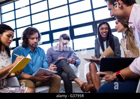 Groupe de collaborateurs avec l'interaction des dossiers Banque D'Images