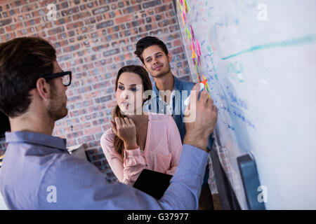 Des collègues de l'interaction/d'un conseil Banque D'Images