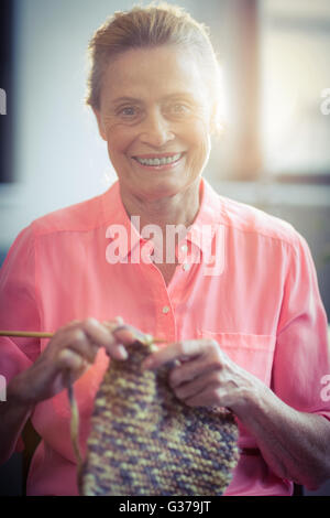 Laine à tricoter senior woman Portrait Banque D'Images