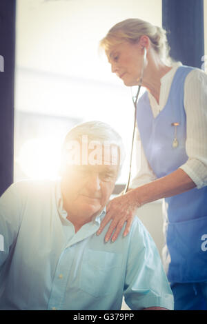 Female doctor examining a senior man Banque D'Images