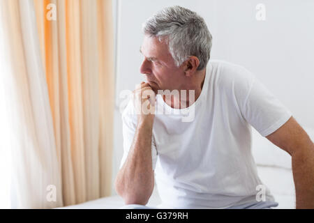 Inquiets senior man sitting on bed Banque D'Images