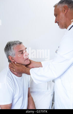 Médecin homme examiner les mans cou Banque D'Images