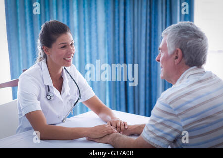 Smiling female doctor consolant senior man Banque D'Images