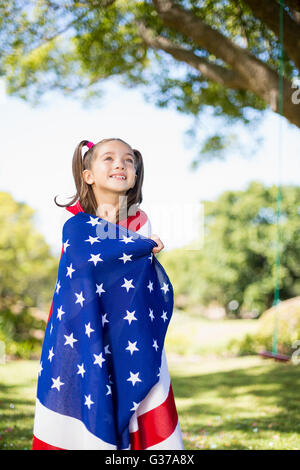 Jeune fille enveloppée de drapeau américain Banque D'Images