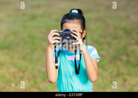 Jeune fille en cliquant sur une photo de l'appareil photo Banque D'Images