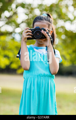 Jeune fille en cliquant sur une photo de l'appareil photo Banque D'Images