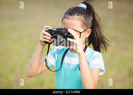 Jeune fille en cliquant sur une photo de l'appareil photo Banque D'Images