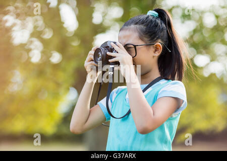 Jeune fille en cliquant sur une photo de l'appareil photo Banque D'Images