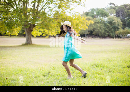 Happy girl playing in park Banque D'Images