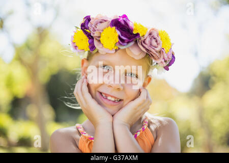 Portrait of Girl smiling in park Banque D'Images