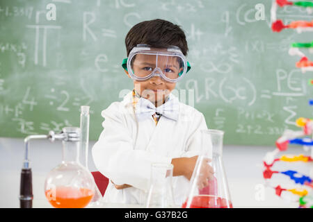 Portrait d'écolier faisant une expérience chimique in laboratory Banque D'Images