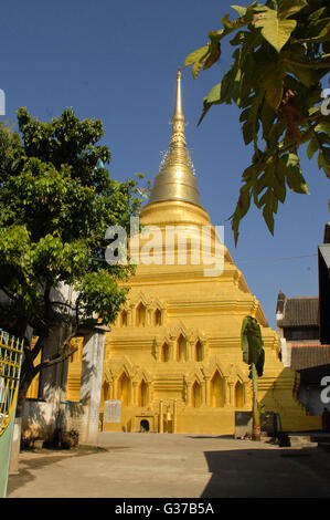 Stupa doré de Wat Zom Kham / Wat Jom Kham, temple bouddhiste, Keng Tung / Kengtung, Shan State, Myanmar / Birmanie Banque D'Images