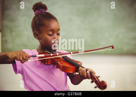 Lycéenne à jouer du violon en classe Banque D'Images