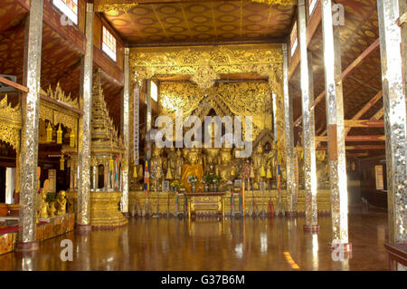 Stupa doré de Wat Zom Kham / Wat Jom Kham, temple bouddhiste, Keng Tung / Kengtung, Shan State, Myanmar / Birmanie Banque D'Images