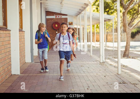 Heureux les enfants de l'école tournant dans le couloir Banque D'Images