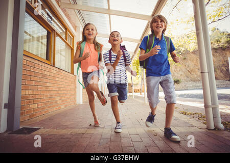 Heureux les enfants de l'école tournant dans le couloir Banque D'Images