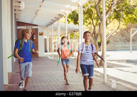 Heureux les enfants de l'école tournant dans le couloir Banque D'Images