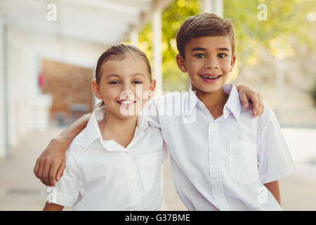 Les enfants de l'école avec sourire permanent autour du bras dans le couloir Banque D'Images