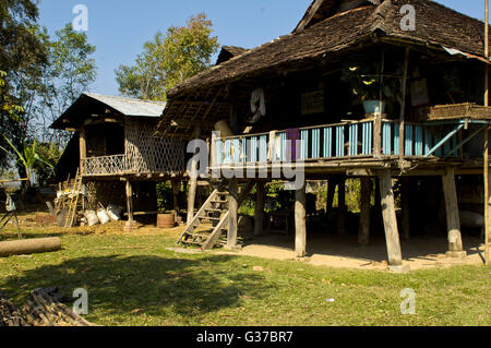 Maisons d'un village AKHA typique près de Kengtung également connu sous le nom de KYAINGTONG - Myanmar Banque D'Images