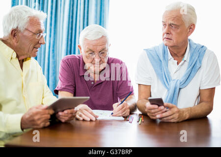 Les hommes de passer du temps ensemble Banque D'Images