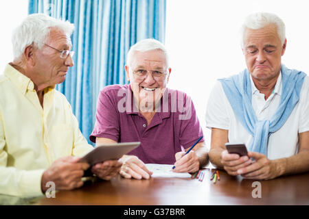 Les hommes de passer du temps ensemble Banque D'Images