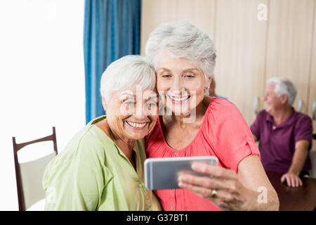 Les femmes prenant un selfies Banque D'Images