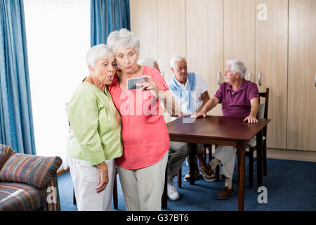 Les femmes prenant un selfies Banque D'Images