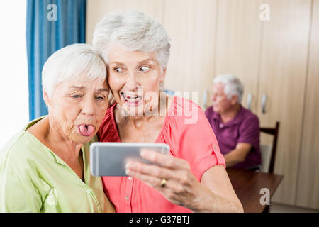 Les femmes prenant un selfies Banque D'Images