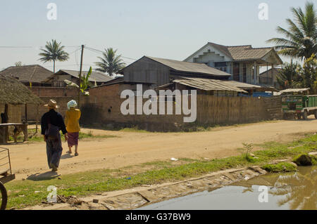 Maisons d'un village AKHA typique près de Kengtung également connu sous le nom de KYAINGTONG - Myanmar Banque D'Images