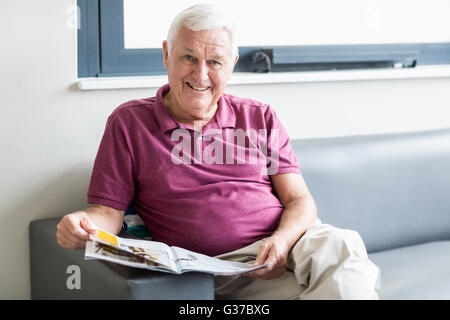 Le Senior man reading newspaper Banque D'Images