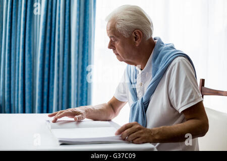 Man en utilisant le braille pour lire Banque D'Images