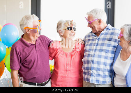 Le port de lunettes drôles les aînés Banque D'Images
