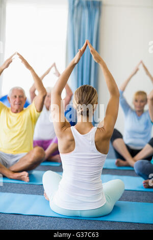 Yoga de l'instructeur avec les aînés Banque D'Images