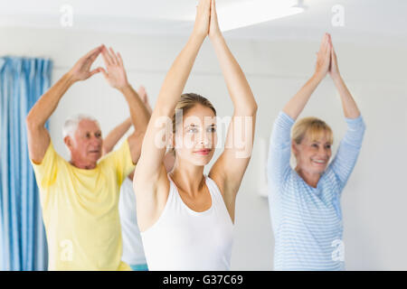 Yoga de l'instructeur avec les aînés Banque D'Images