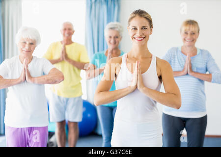 Yoga de l'instructeur avec les aînés Banque D'Images