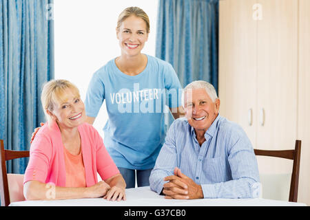 Prendre soin de bénévoles senior couple Banque D'Images