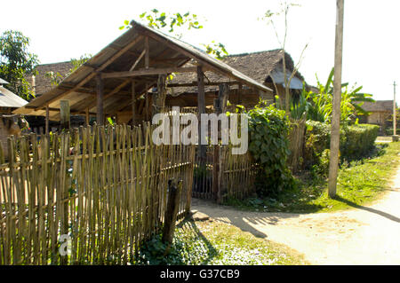 Maisons d'un village AKHA typique près de Kengtung également connu sous le nom de KYAINGTONG - Myanmar Banque D'Images