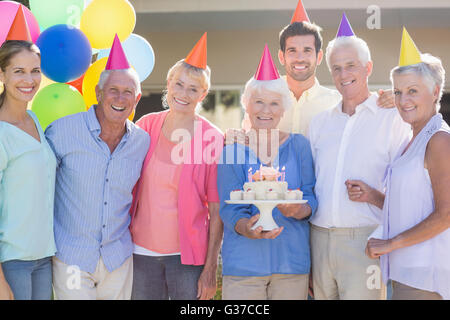 Les aînés fêter un anniversaire Banque D'Images