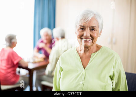Senior woman standing Banque D'Images