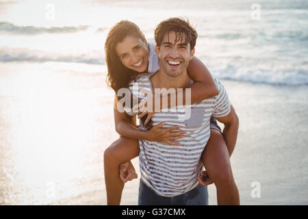 Man giving woman piggyback ride Banque D'Images