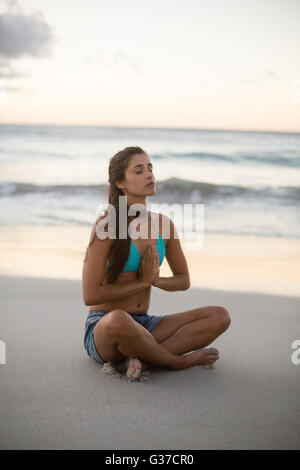 Young woman performing yoga Banque D'Images