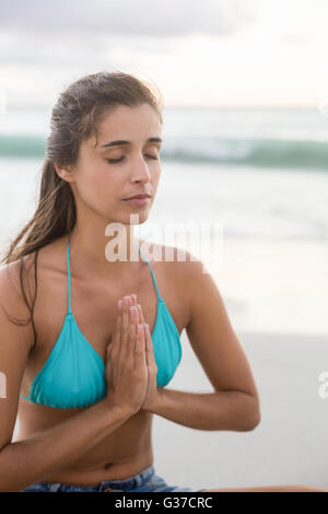 Young woman performing yoga Banque D'Images