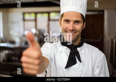 Portrait of smiling chef showing Thumbs up Banque D'Images