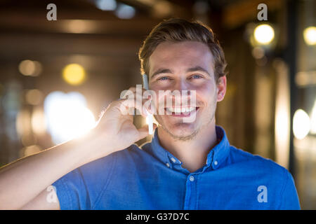 Happy man talking on mobile phone Banque D'Images