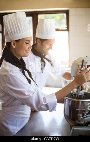 Mélanger la pâte en chef blender mélange Banque D'Images