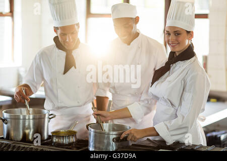 Chef cuisinier travaillant de concert avec son collègue Banque D'Images