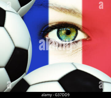 Visage avec peinture française et soccerballs Banque D'Images