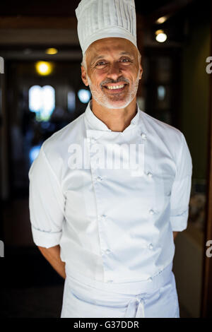 Portrait de chef standing with hands behind back Banque D'Images