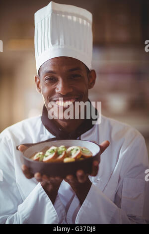 Discothèque, bar, restaurant, bar, pub, debout, tenant, souriant, gai, verre à cocktail, Banque D'Images